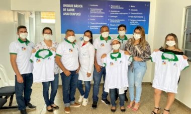 Prefeitura de Santana entrega uniformes para servidores da saúde