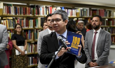 Randolfe lança livro 100 Vozes Pela Democracia e traz Conselho Editorial do Senado para Folia Literária do Amapá