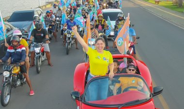 Aline 10 realiza adesivaço e movimenta a orla de Macapá