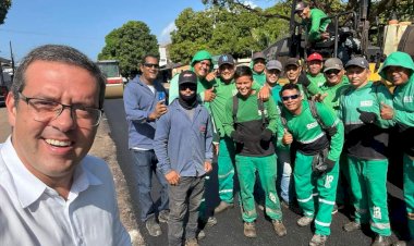 Prefestão, o covardão: depois ter aumentado seu salário em quase 40 mil reais ele deixa de pagar os trabalhadores da limpeza que fazem protesto por seus salários atrasados