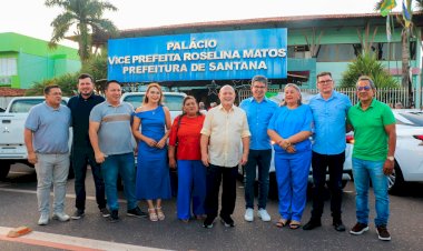 Randolfe e Bala entregam veículos para atender os que mais precisam em Santana