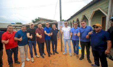 Passarelas, quadra poliesportiva e nova sede da prefeitura de Vitória do Jari: Senador Davi e Clécio Luís fazem maratona de entregas ao sul do Amapá