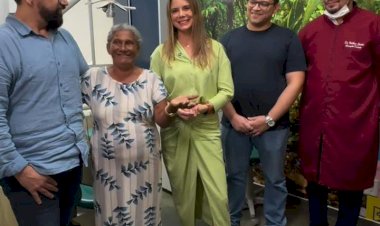 Atendendo pedido do Presidente Lula e Clécio, primeira-dama do Estado, Dra. Priscila Flores, leva dona Jane Maria para seu tratamento odontológico