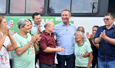 Com emenda parlamentar do Senador Lucas Barreto, Prefeitura de Santana entrega ônibus para o centro do idoso