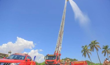 Davi Alcolumbre elogia atuação dos bombeiros após incêndio em prédio de Macapá controlado com escada Magirus