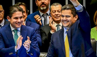 Na promulgação da Emenda 136, Alcolumbre diz que medida salva municípios e estados do colapso financeiro e garante equilíbrio fiscal