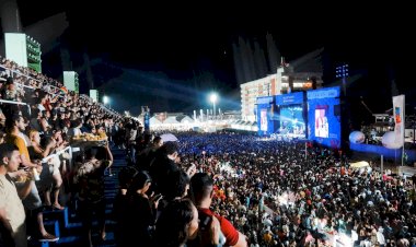 Festival Equinócio tem Recorde de Público: Glória Groove e Ludmilla, com bandeira do Amapá nas mãos, cantam com 80 mil pessoas no sambódromo
