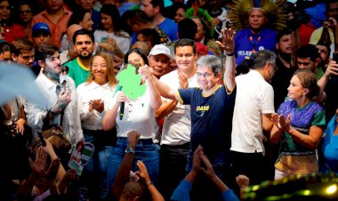 Convenção com 15 mil pessoas lança Randolfe Senador