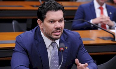 Pressão de Acácio Favacho impede adiamento e garante aprovação da PEC 47 na CCJ