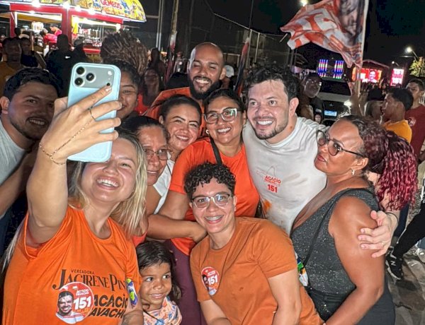 Acácio Favacho é recebido por apoiadores em Laranjal do Jari durante inauguração de comitê
