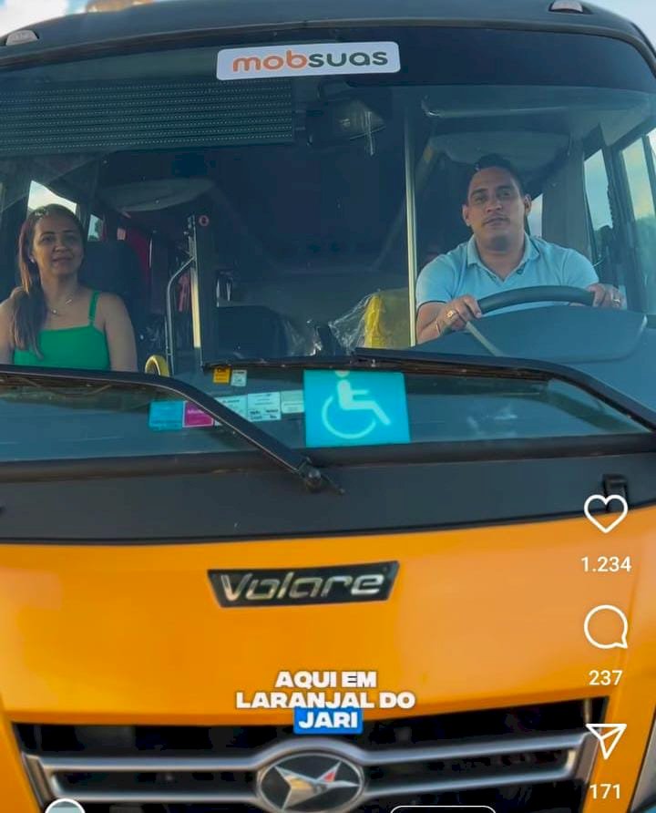 Prefeito Teddy recebe micro-ônibus para assistência social com emendas do Senador Randolfe