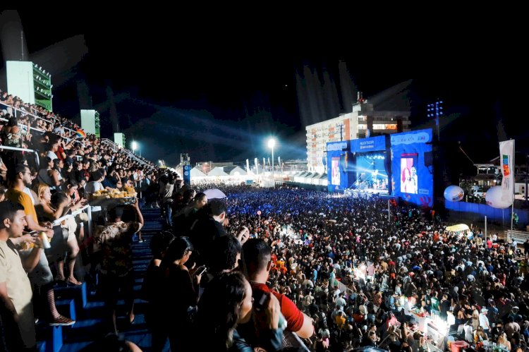 Festival Equinócio tem Recorde de Público: Glória Groove e Ludmilla, com bandeira do Amapá nas mãos, cantam com 80 mil pessoas no sambódromo