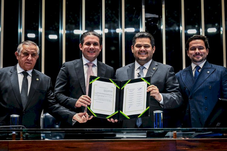 Davi Alcolumbre promulga emenda histórica que garante segurança jurídica a professores