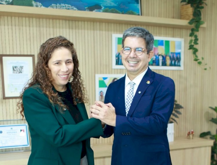 Randolfe articula com ministra e garante pacote de benefícios para servidores do Amapá, principalmente grupo 992