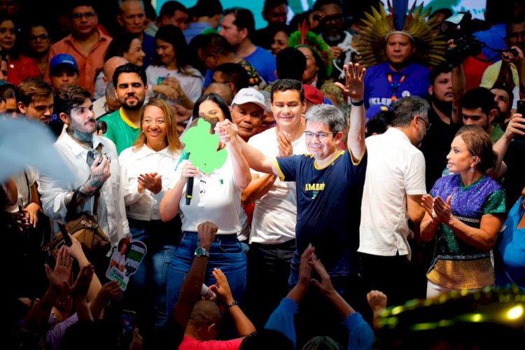 Convenção com 15 mil pessoas lança Randolfe Senador